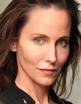 Diễn viên Nina Young