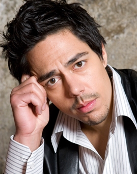 Diễn viên Zak Santiago